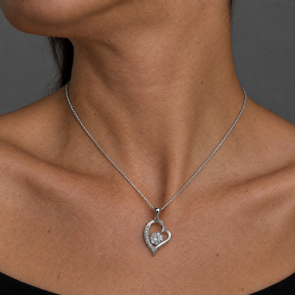 Collar Alia de plata 925 puesto, colgante corazon sobre el cuello