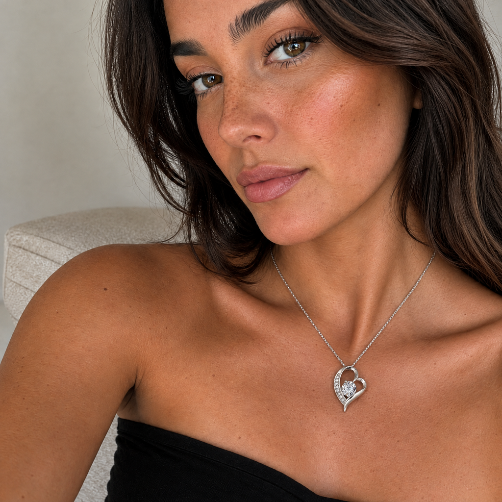 Retrato de mujer con el collar Alia de plata 925 con circon central
