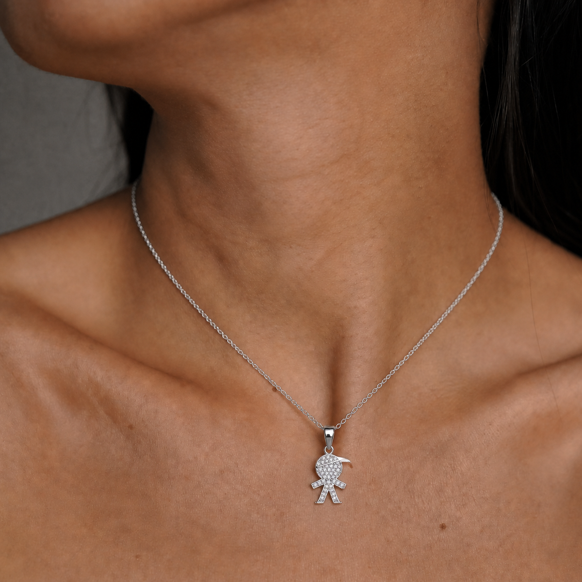 Collar Astryne de plata 925: modelo luciendo el colgante infantil