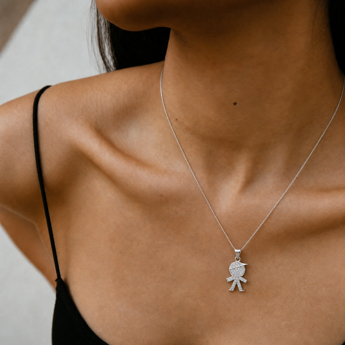 Collar Astryne de plata 925: detalle sobre escote