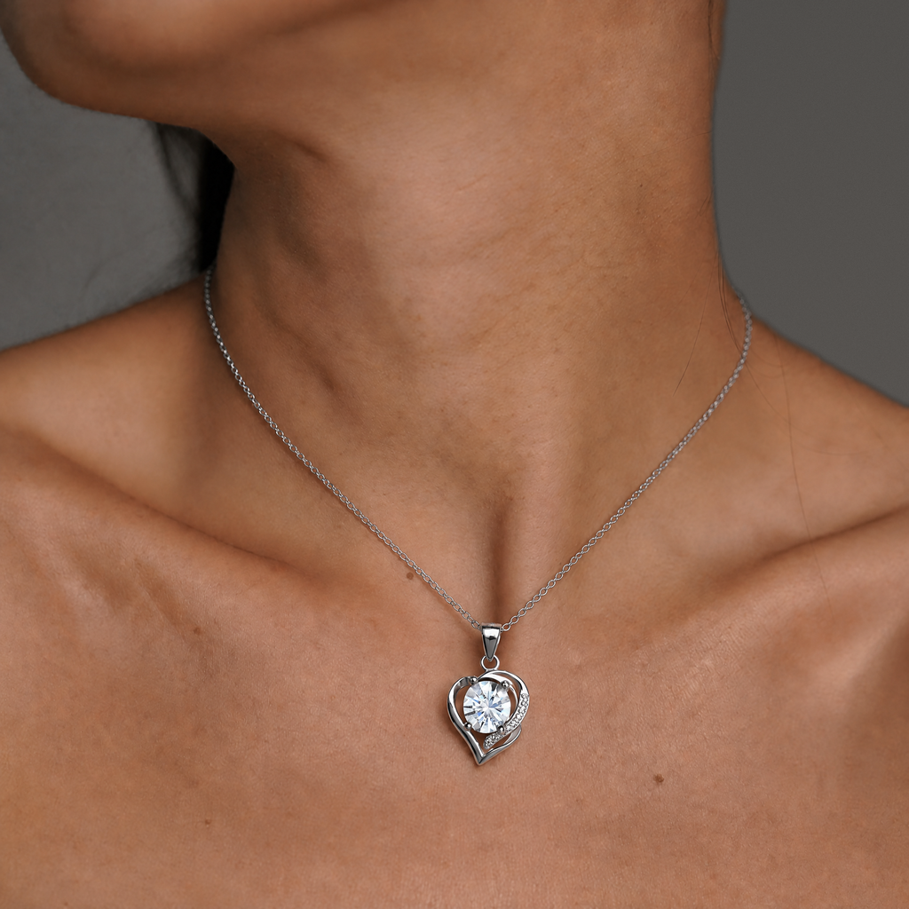 Collar Caeloria de plata 925 con circón blanco, puesto en el cuello