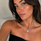 Mujer luciendo el collar Caeloria de plata 925 con circón blanco