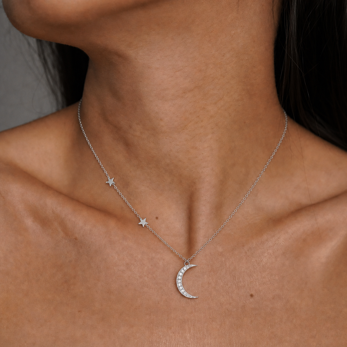 Collar Calyros de plata 925: modelo luciendo el collar