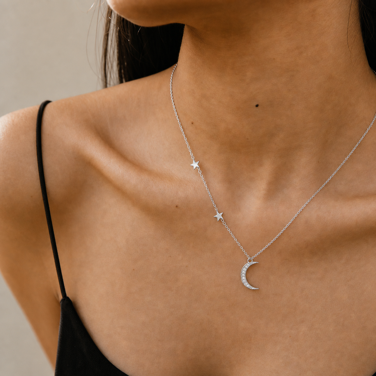 Collar Calyros de plata 925: detalle sobre escote