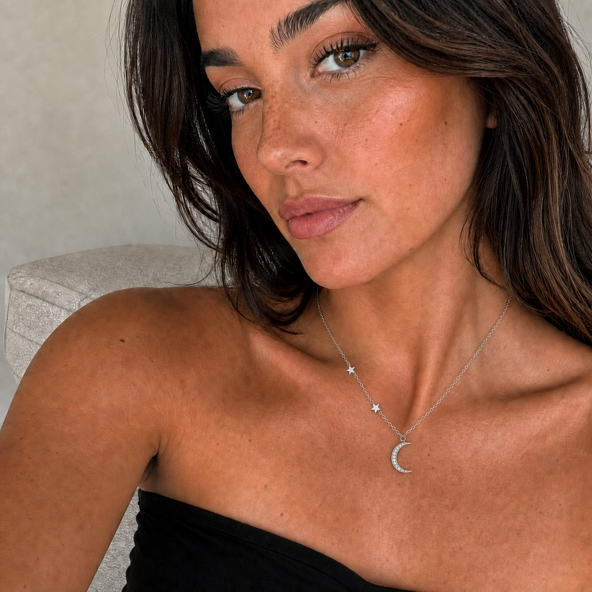 Collar Calyros de plata 925: retrato de modelo con luna y estrellas en proporción natural