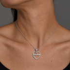 Collar Coralys de plata 925 puesto, colgante corazon MAMA sobre el cuello