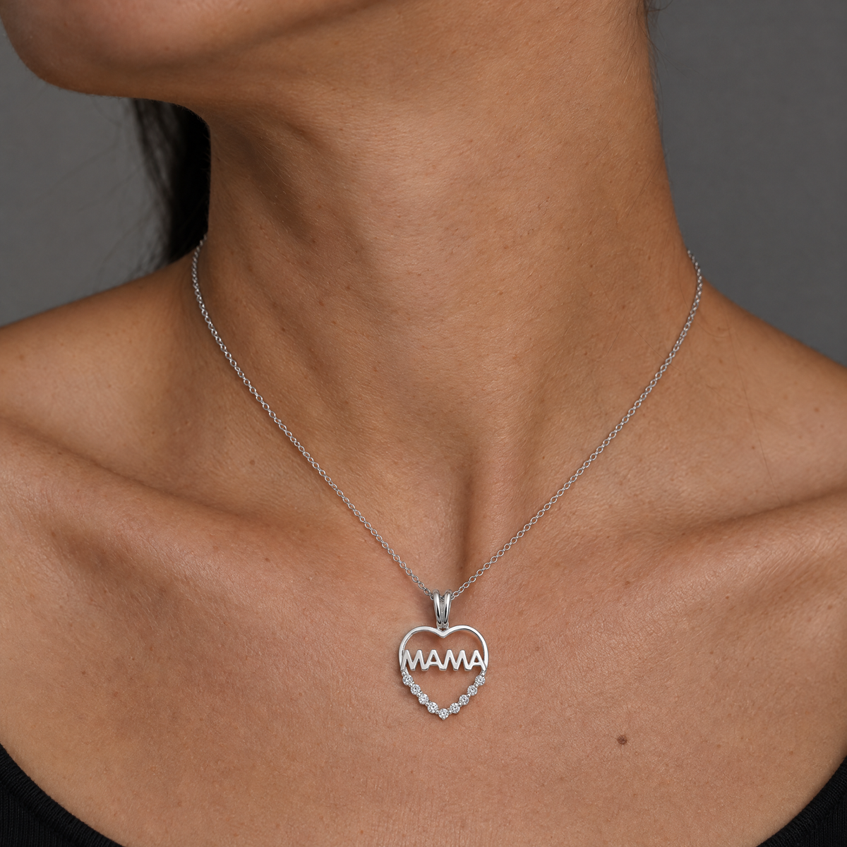 Collar Coralys de plata 925 puesto, colgante corazon MAMA sobre el cuello