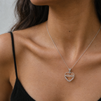 Mujer con top negro luciendo el collar Coralys de plata 925