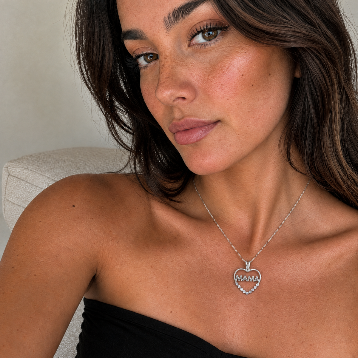 Retrato de mujer con el collar Coralys de plata 925, colgante corazon MAMA