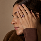 Modelo con el Anillo Elunara Plata 925 en la mano