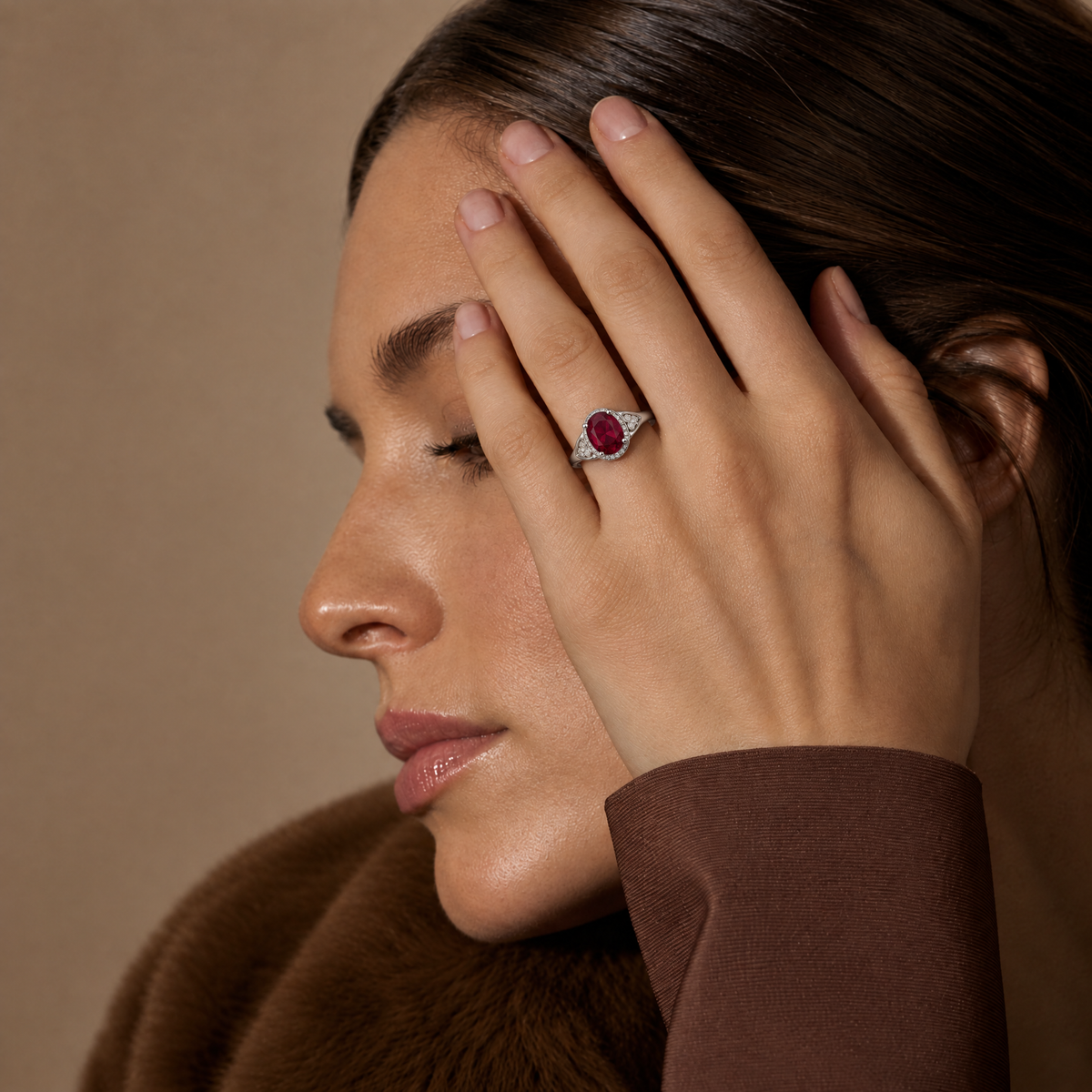 Modelo con el Anillo Elunara Plata 925 en la mano