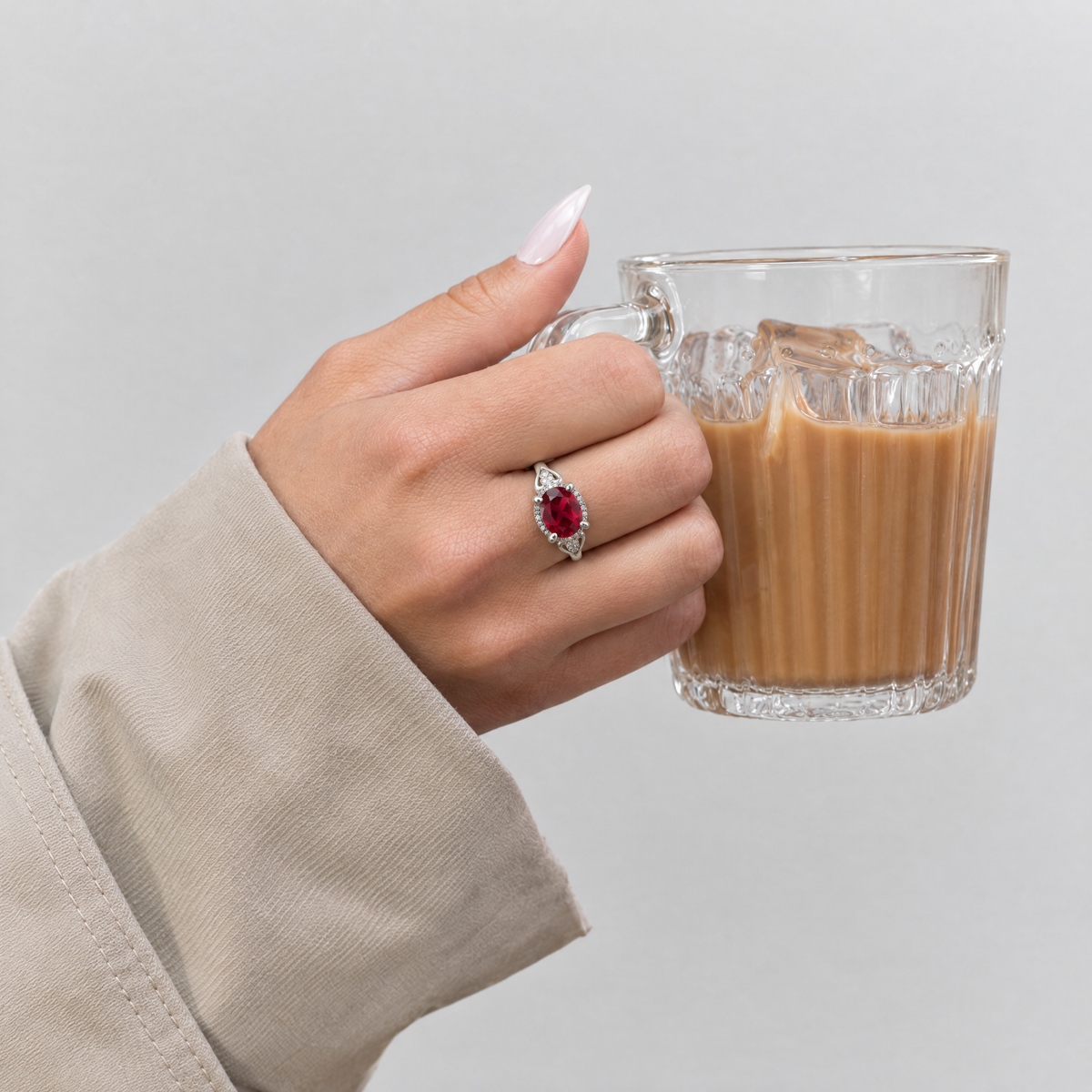 Anillo Elunara Plata 925 puesto, mano con taza de cafe