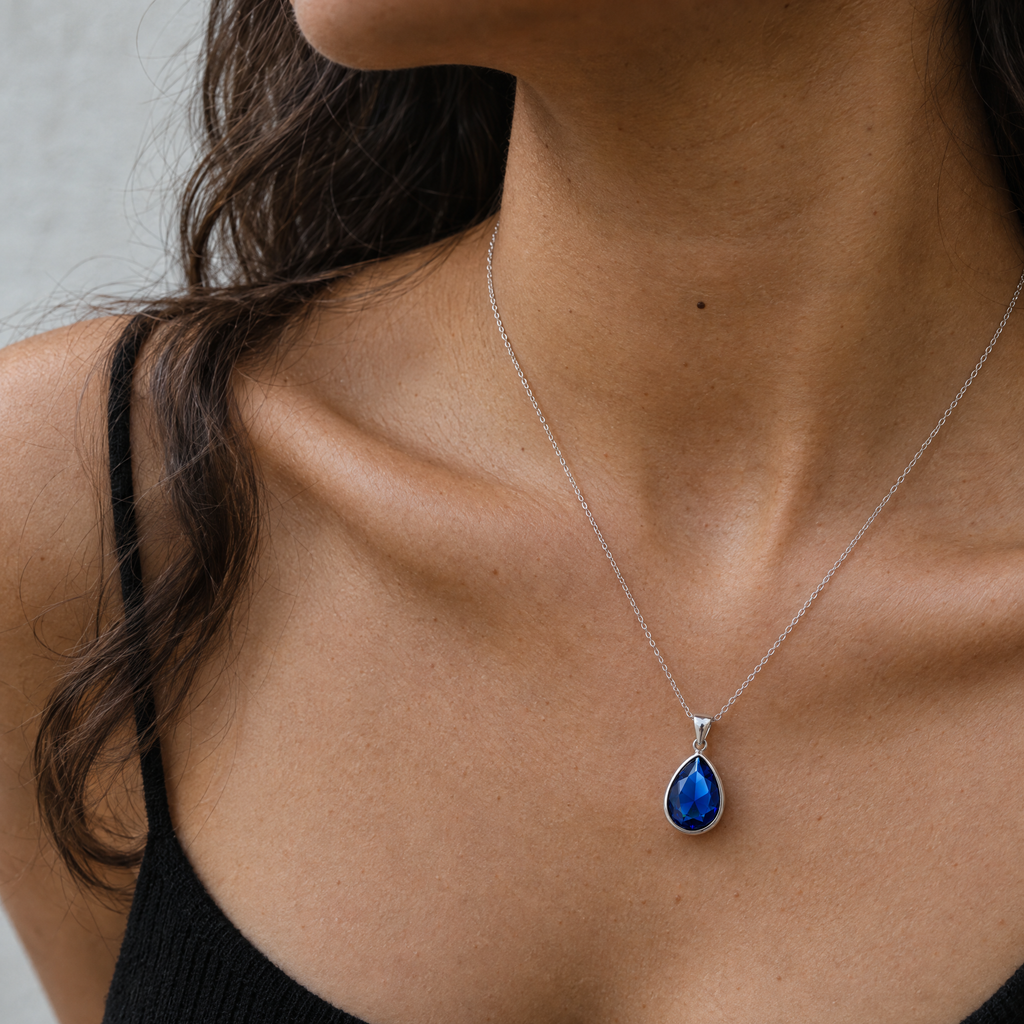 Mujer con top negro luciendo el collar Enara de plata 925