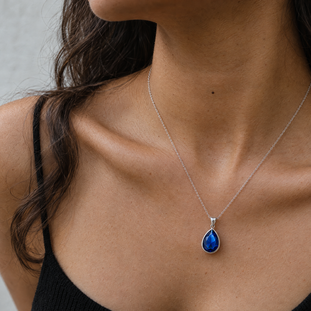 Mujer con top negro luciendo el collar Enara de plata 925