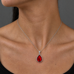 Collar Enara de plata 925 con circon rojo puesto sobre el cuello