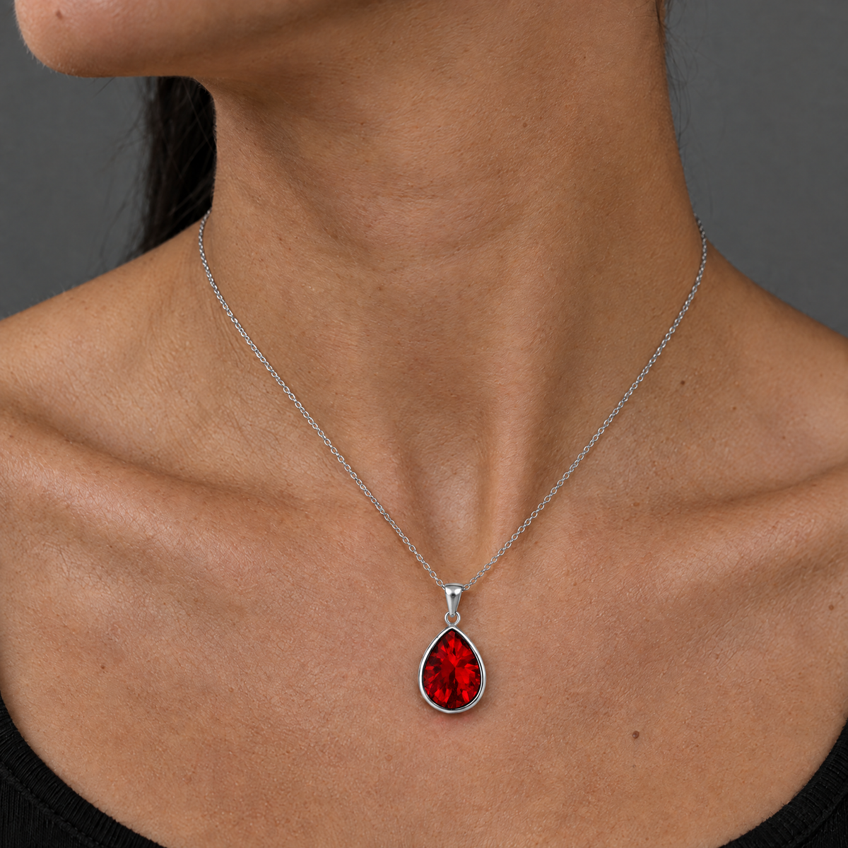 Collar Enara de plata 925 con circon rojo puesto sobre el cuello