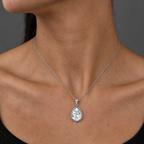 Collar Enara de plata 925 con circon blanco puesto sobre el cuello
