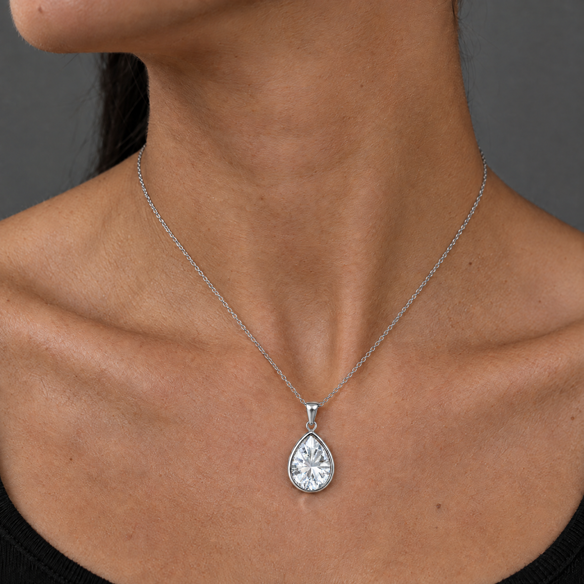 Collar Enara de plata 925 con circon blanco puesto sobre el cuello
