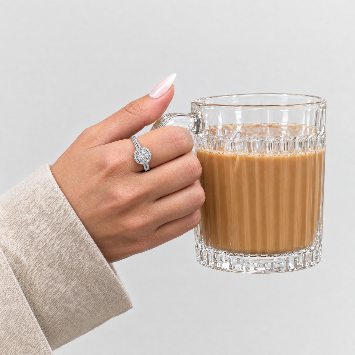 Anillo doble Eris Plata 925 junto a taza de café