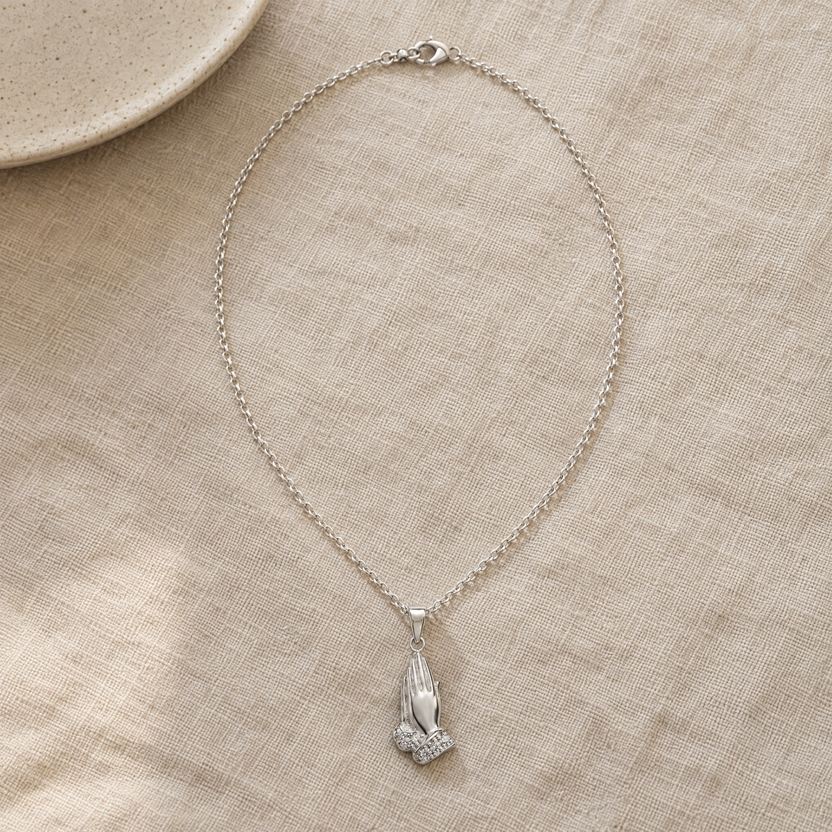 Collar Erya de plata 925 completo sobre tela de lino beige