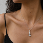 Mujer con top negro luciendo el collar Erya de plata 925