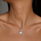 Collar Eryvolis de plata 925: modelo luciendo el cisne