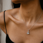 Collar Eryvolis de plata 925: detalle sobre escote