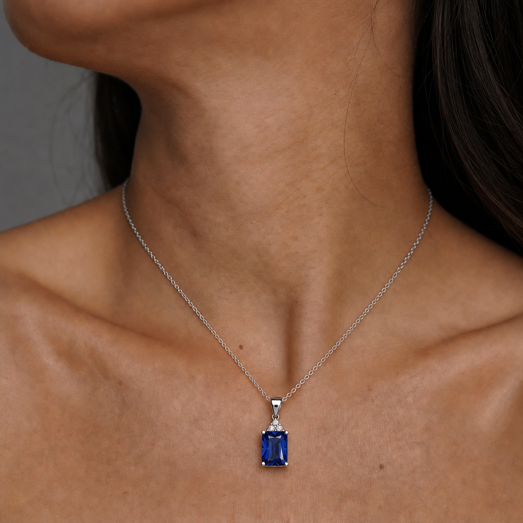 Mujer luciendo el collar Velora de plata 925 con circón azul