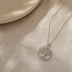 Collar Nyssa de plata 925 con Árbol de la Vida sobre textil de lino