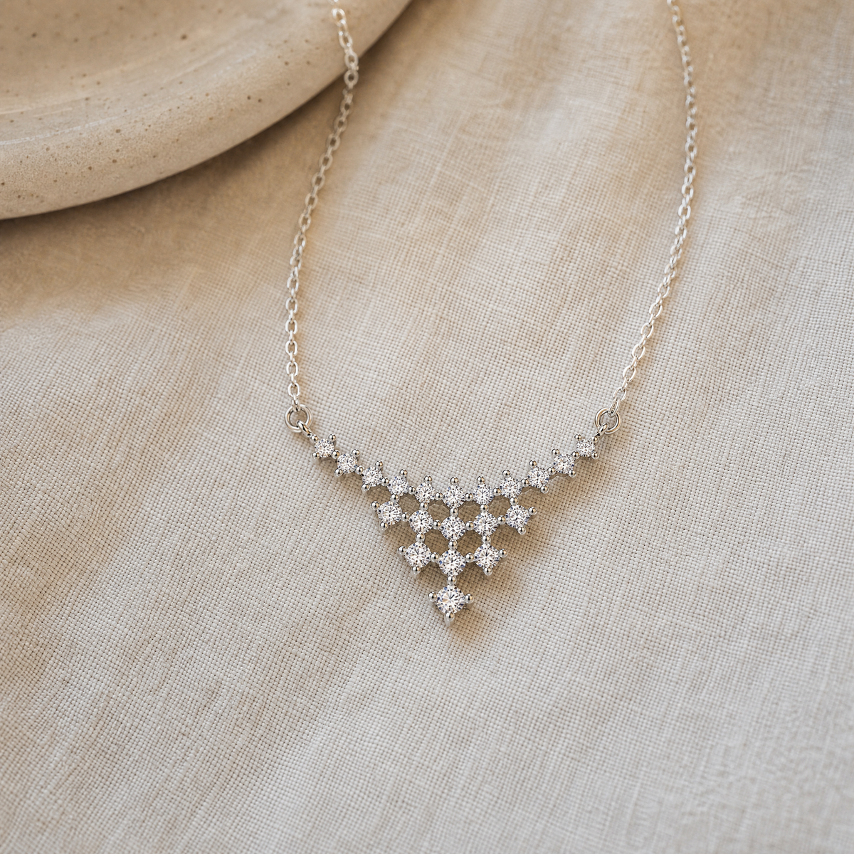 Collar Nytheris de plata 925 con circones sobre textil de lino
