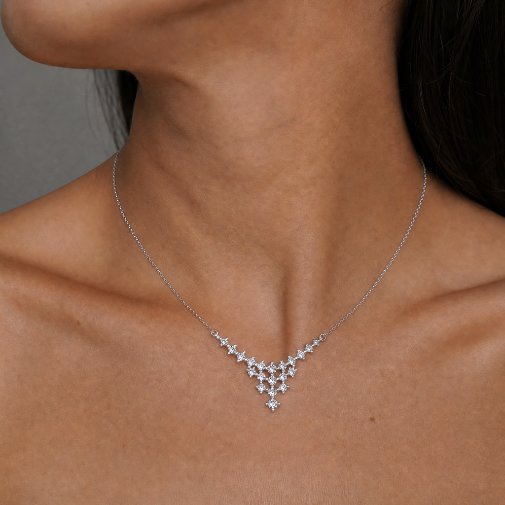 Mujer luciendo el collar Nytheris de plata 925 con circones en V