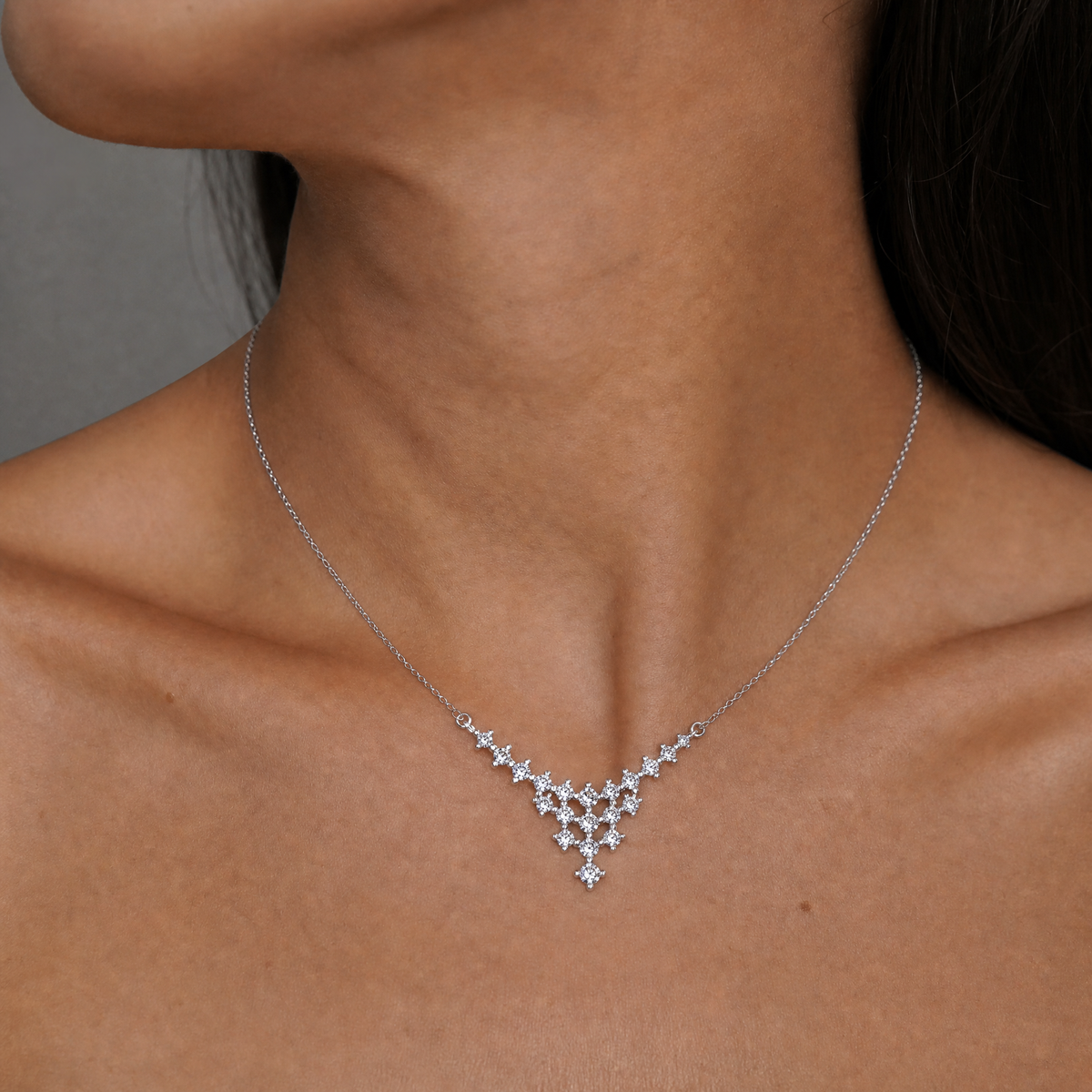 Mujer luciendo el collar Nytheris de plata 925 con circones en V