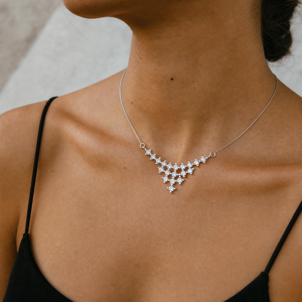 Detalle del collar Nytheris de plata 925 con circones sobre el escote