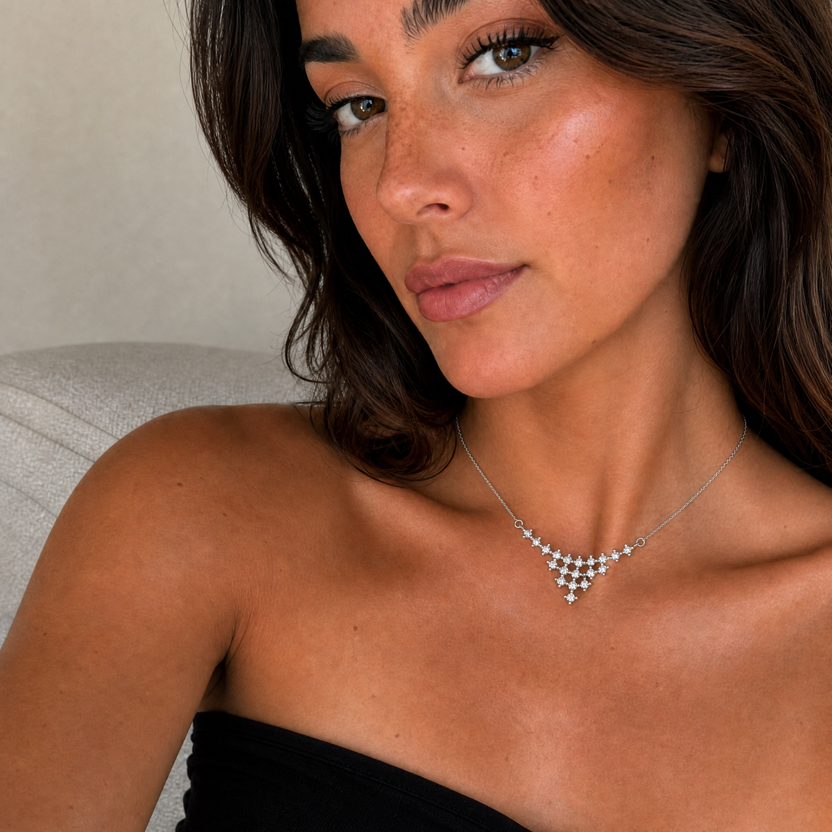 Retrato de mujer con el collar Nytheris de plata 925 y circones en V