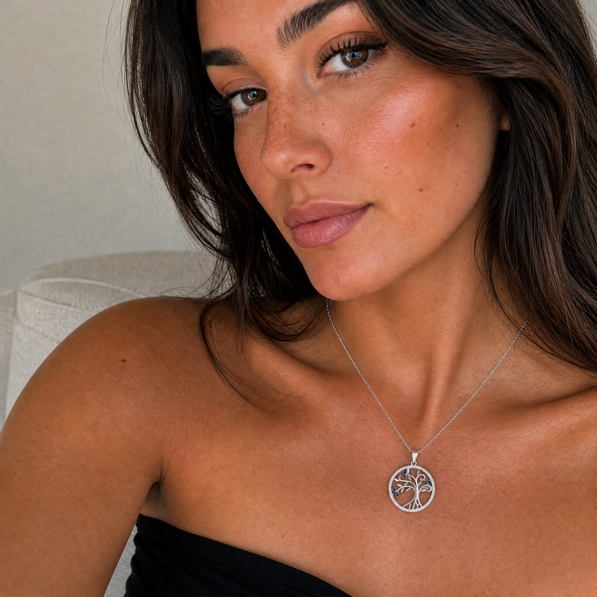 Retrato de mujer con el collar Solarae de plata 925 y Árbol de la Vida