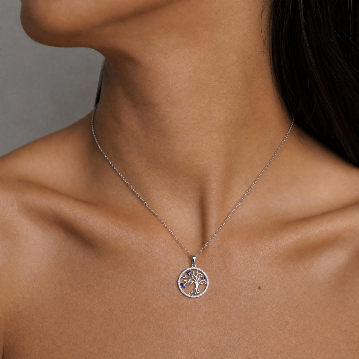Mujer luciendo el collar Solarae de plata 925 con Árbol de la Vida