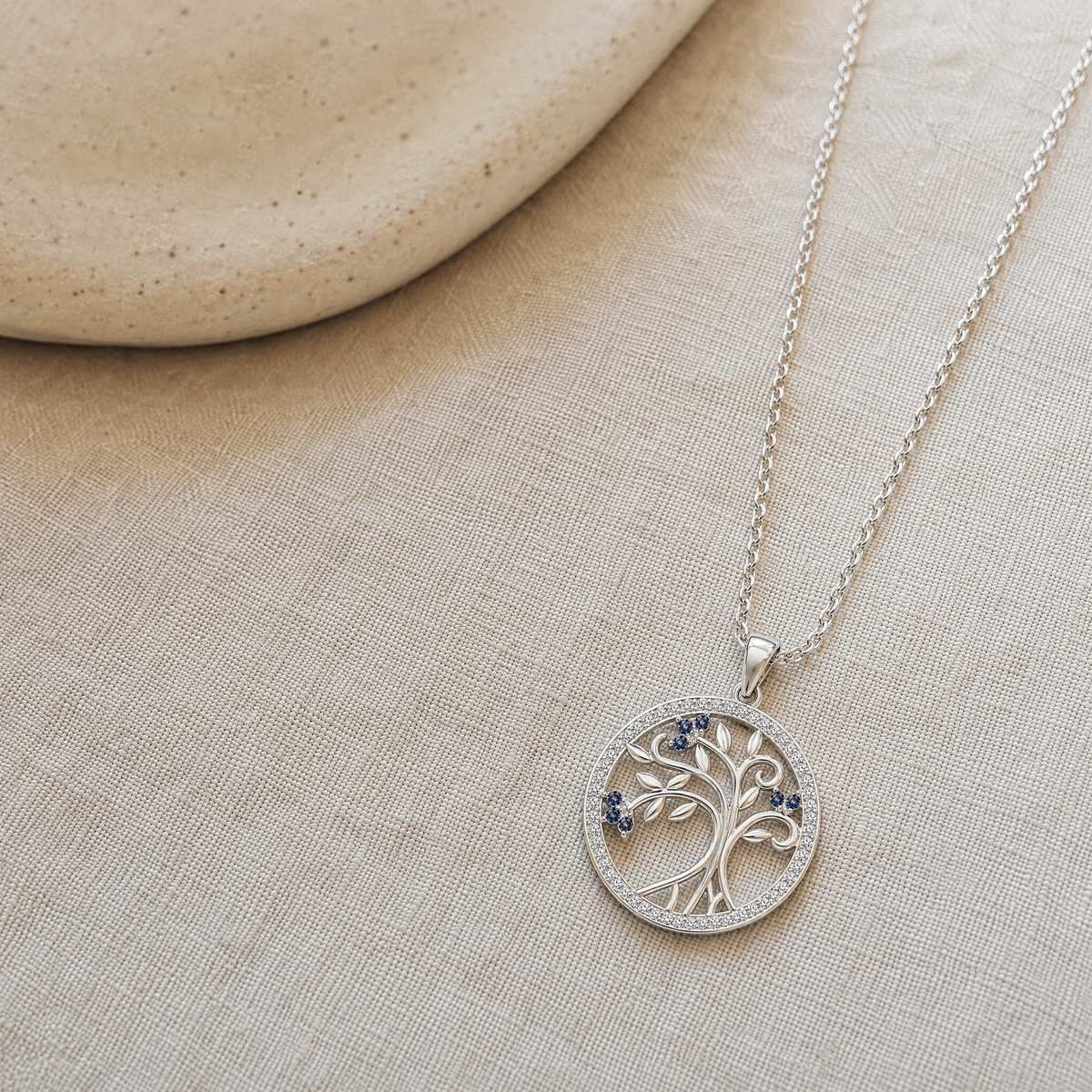 Collar Solarae de plata 925 con Árbol de la Vida sobre textil de lino