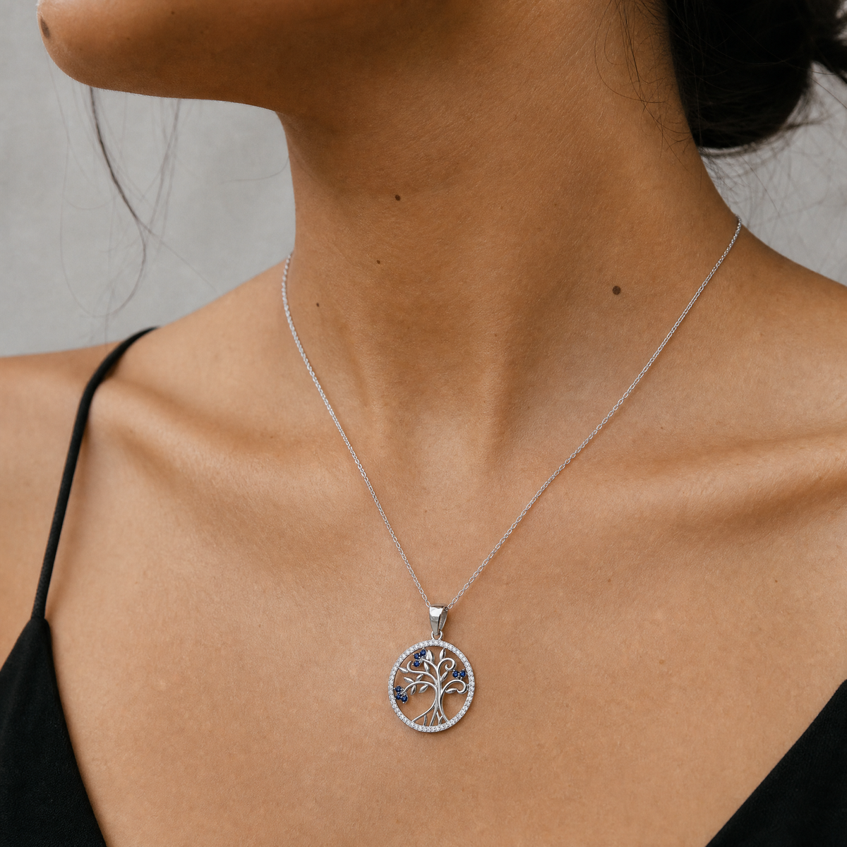 Detalle del collar Solarae de plata 925 con Árbol de la Vida sobre el escote
