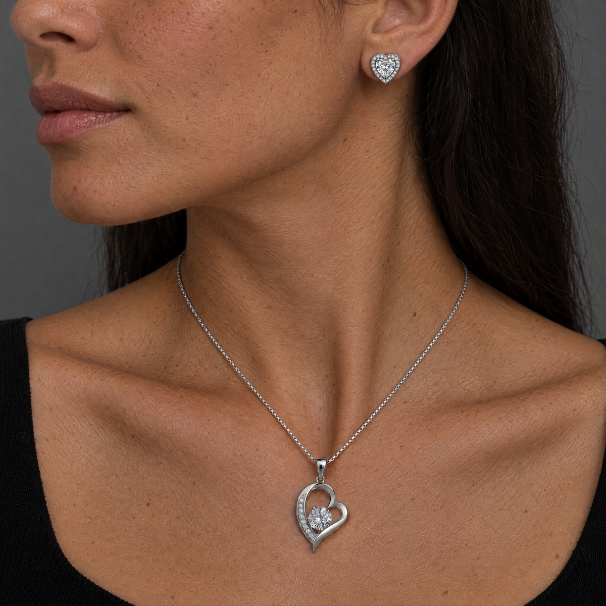 Conjunto Sora puesto: collar y aro corazón