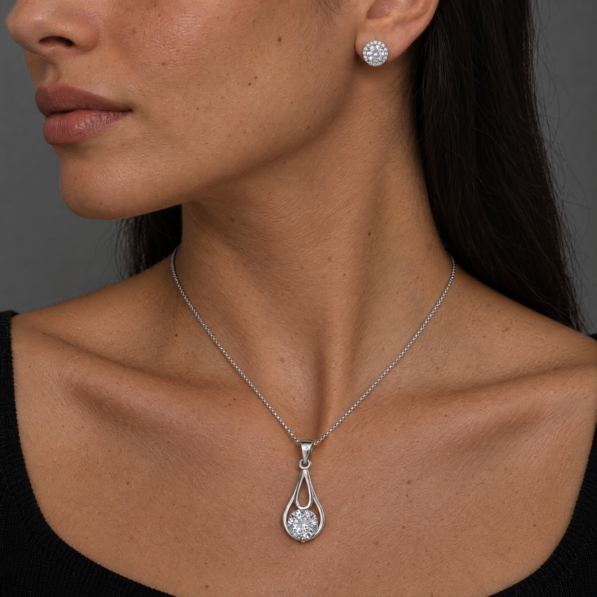 Conjunto Seraph puesto: collar gota y aro