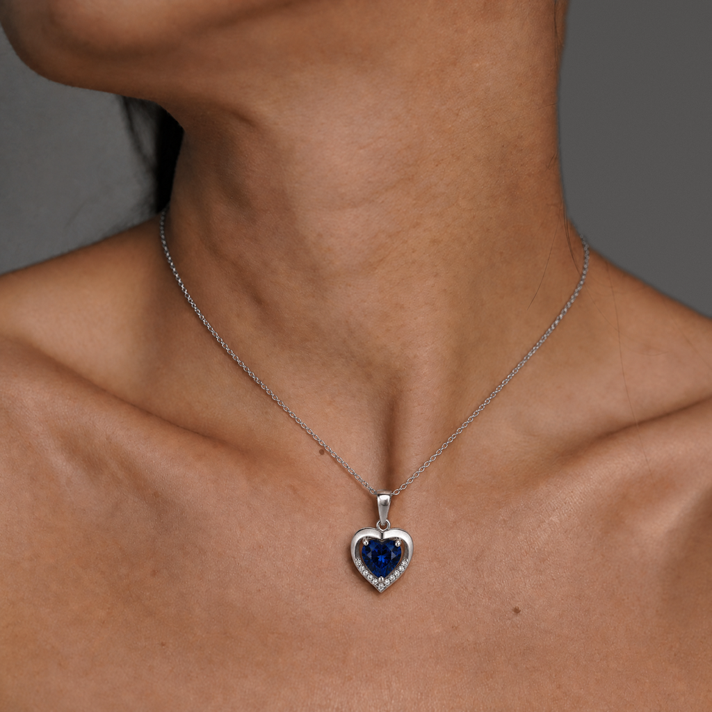 Collar Isora de plata 925 con circón azul zafiro, puesto en el cuello
