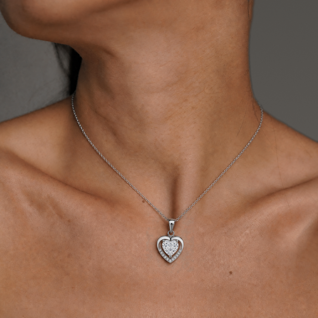 Collar Isora de plata 925 con circón blanco, puesto en el cuello