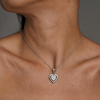 Collar Isora de plata 925 con circón blanco, puesto en el cuello