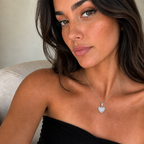 Mujer luciendo el collar Isora de plata 925 con circón blanco
