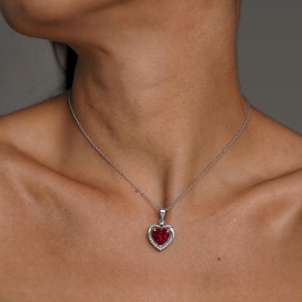 Collar Isora de plata 925 con circón rojo rubí, puesto en el cuello