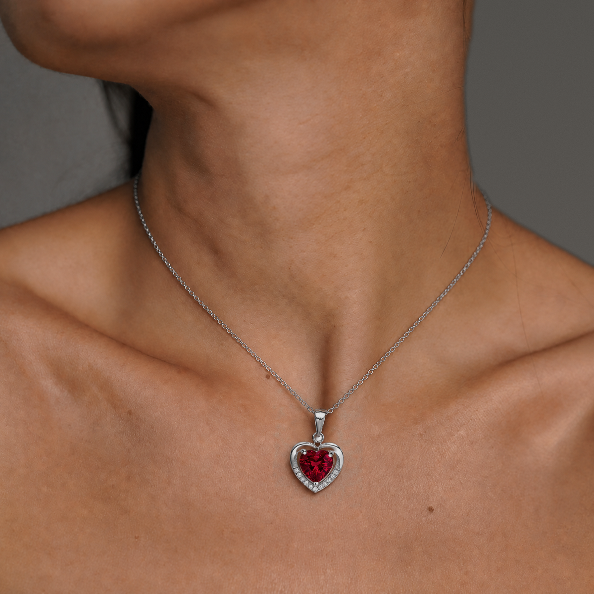 Collar Isora de plata 925 con circón rojo rubí, puesto en el cuello