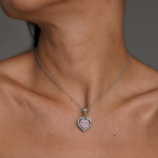 Collar Isora de plata 925 con circón rosa claro, puesto en el cuello