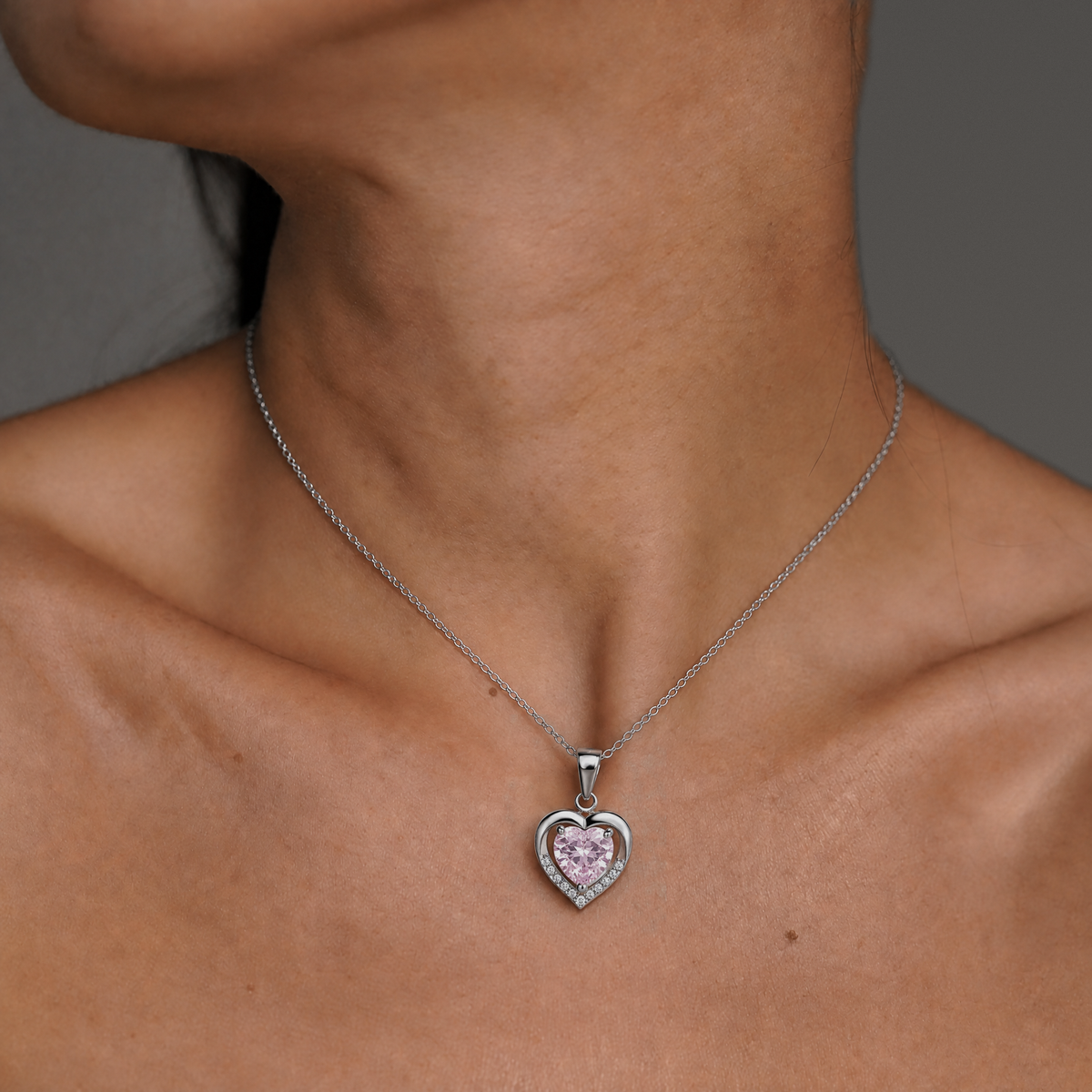 Collar Isora de plata 925 con circón rosa claro, puesto en el cuello