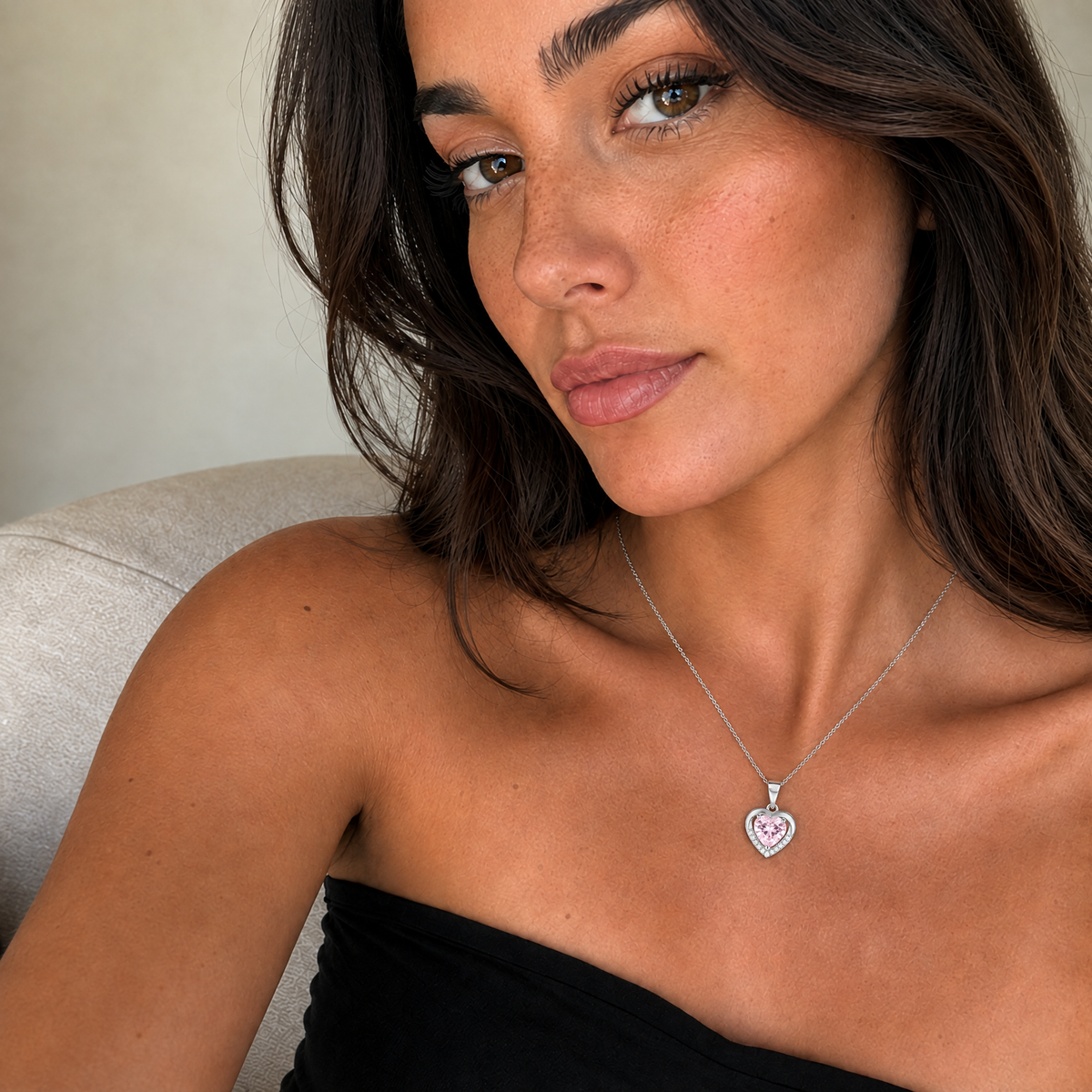 Mujer luciendo el collar Isora de plata 925 con circón rosa claro