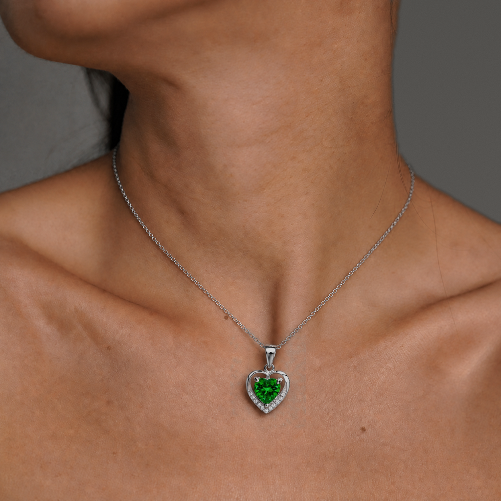 Collar Isora de plata 925 con circón verde esmeralda, puesto en el cuello